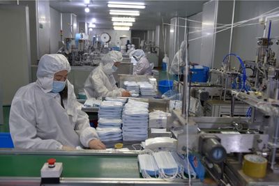 江西進賢19家醫用口罩企業日產46萬只提前復產，全力保障防疫物資供應